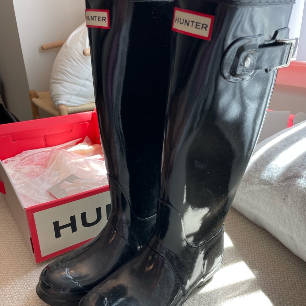 Hunter Original High Gloss Waterproof Boot + Greige Cable Knitted Cuff Socks